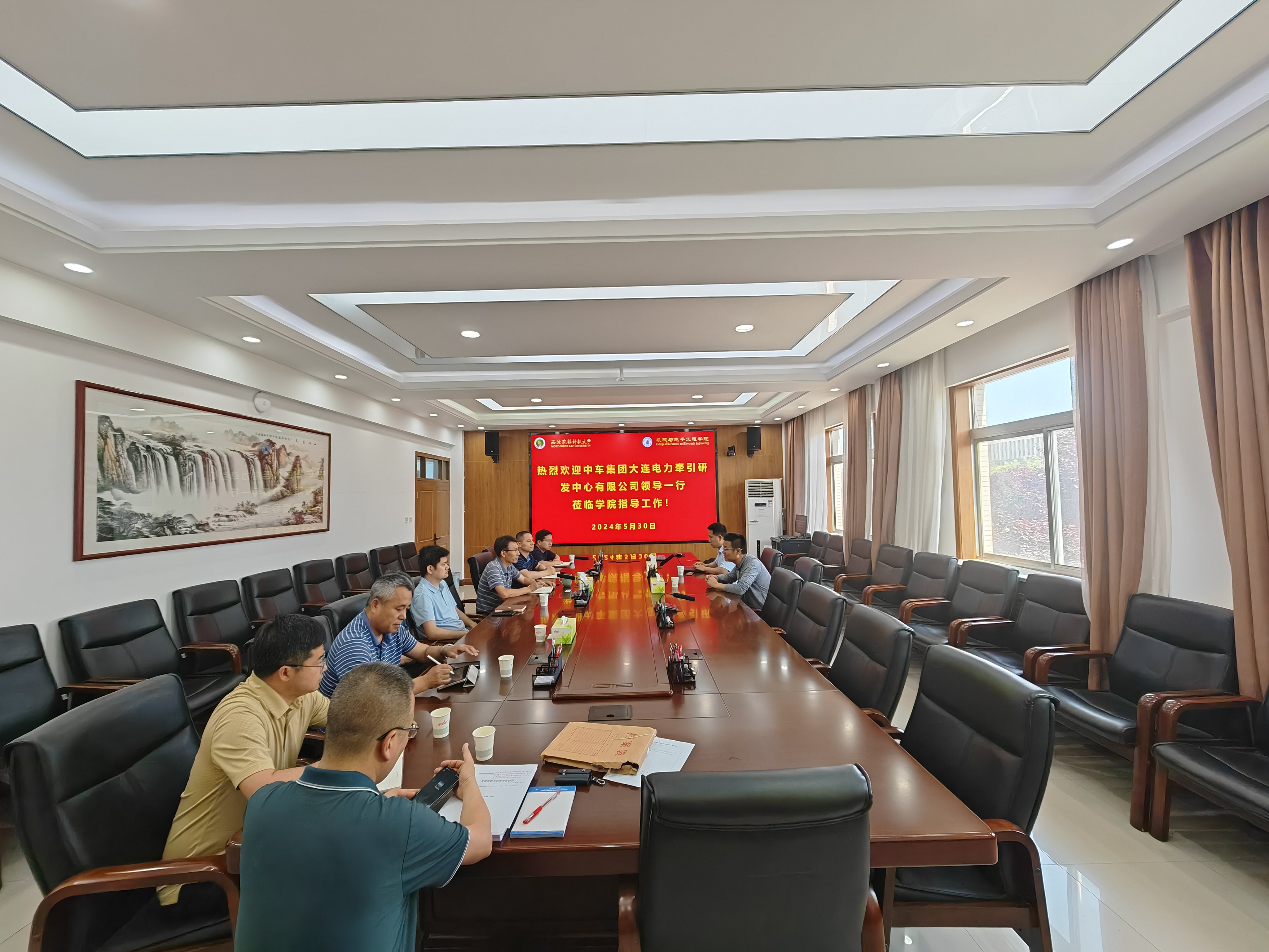 中车集团大连电力牵引研发中心有限公司张桂成副总经理来杏吧原创
进行座谈并开展交流合作.jpg