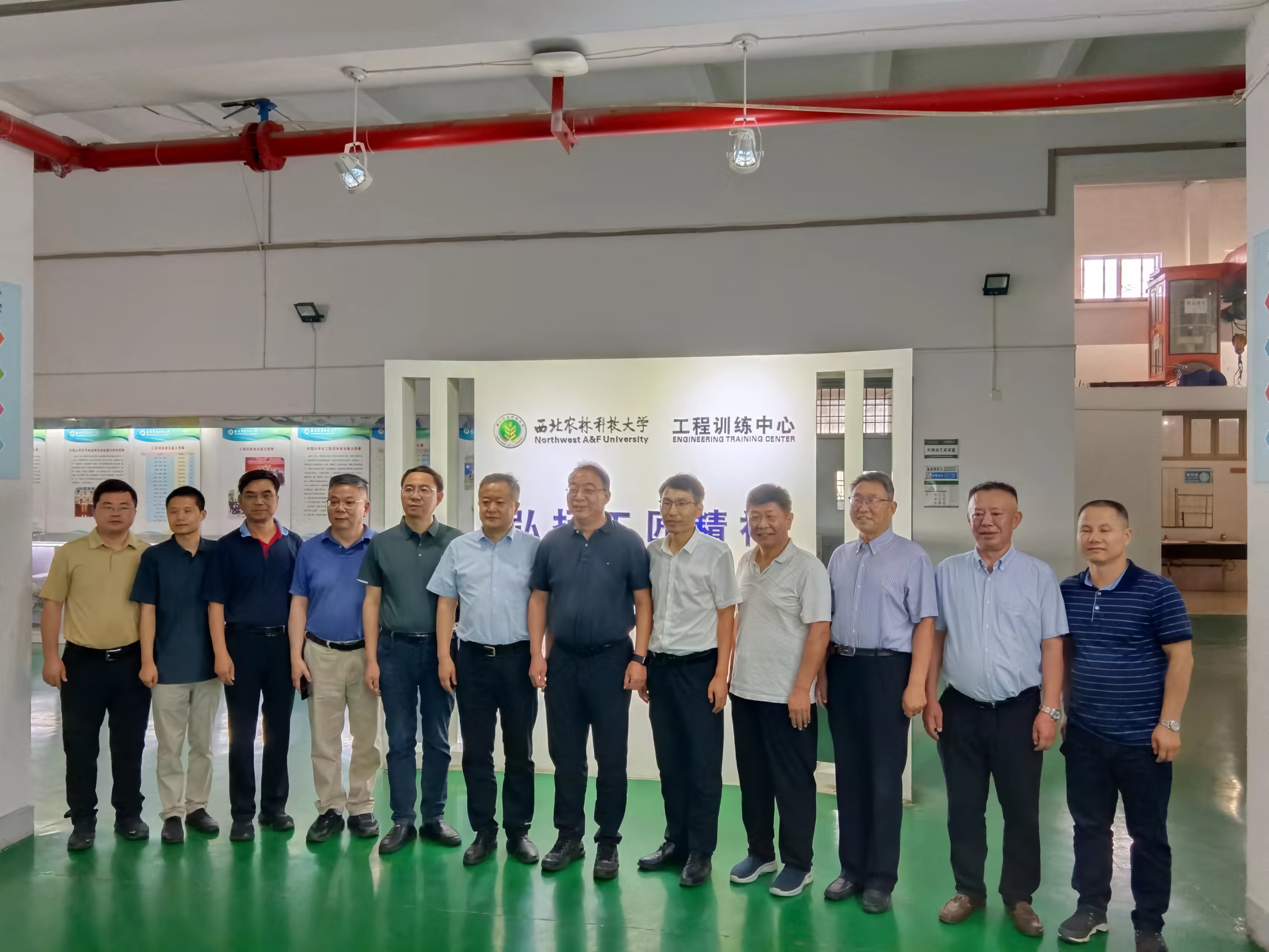 参观杏吧原创
工程训练中心.jpg