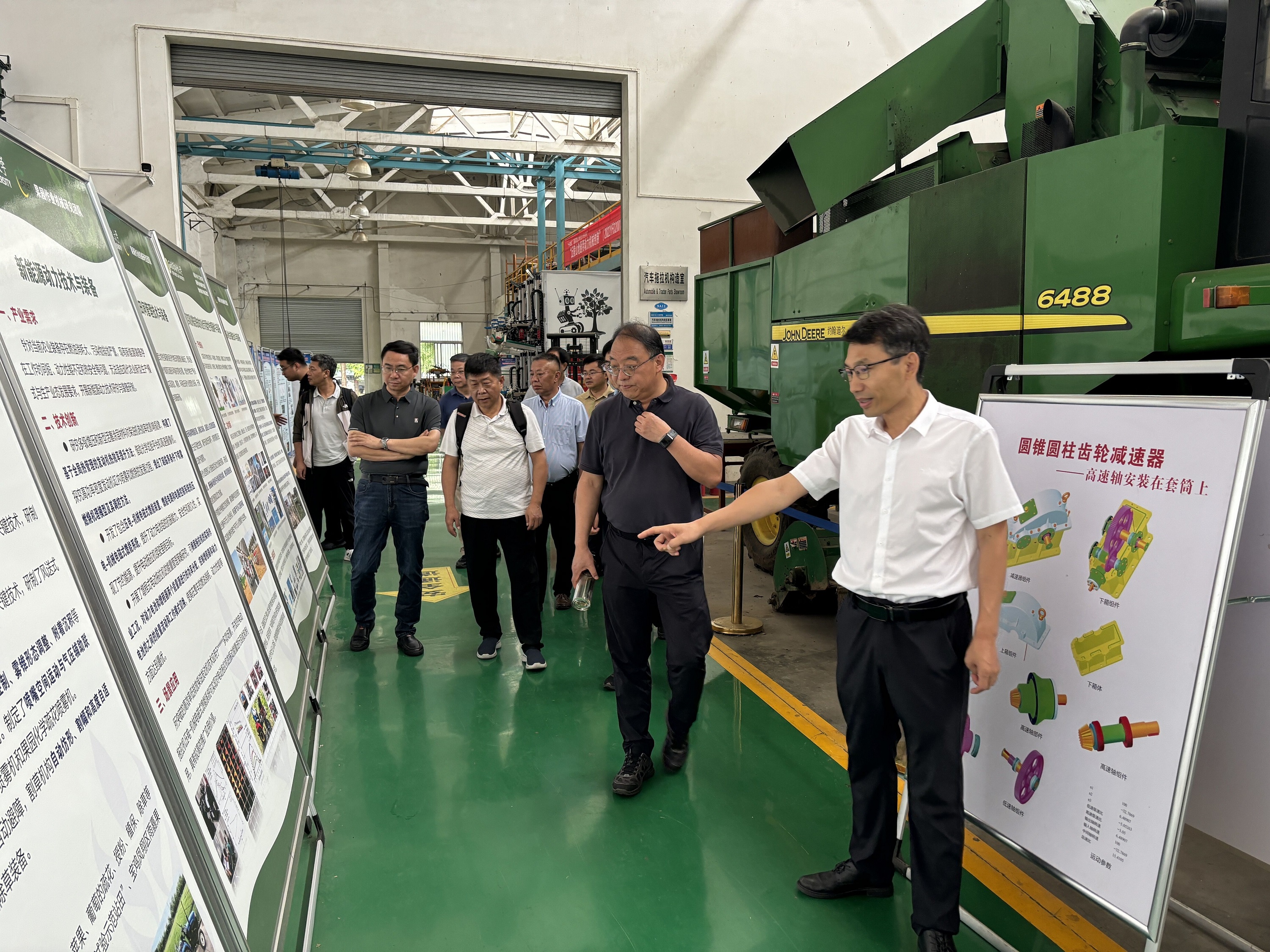 参观杏吧原创
农机实验室.jpg