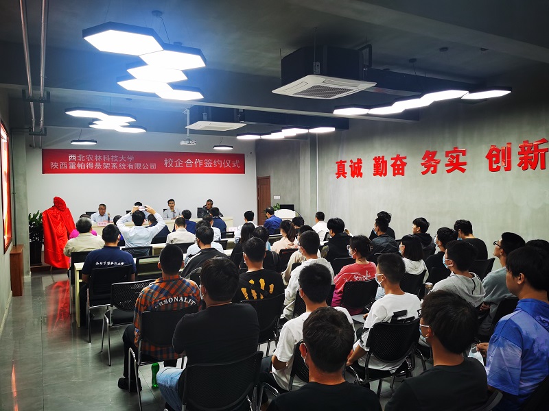 87bafc9472314981b37965eabf772b0f.jpg 与会双方职工与师生.jpg